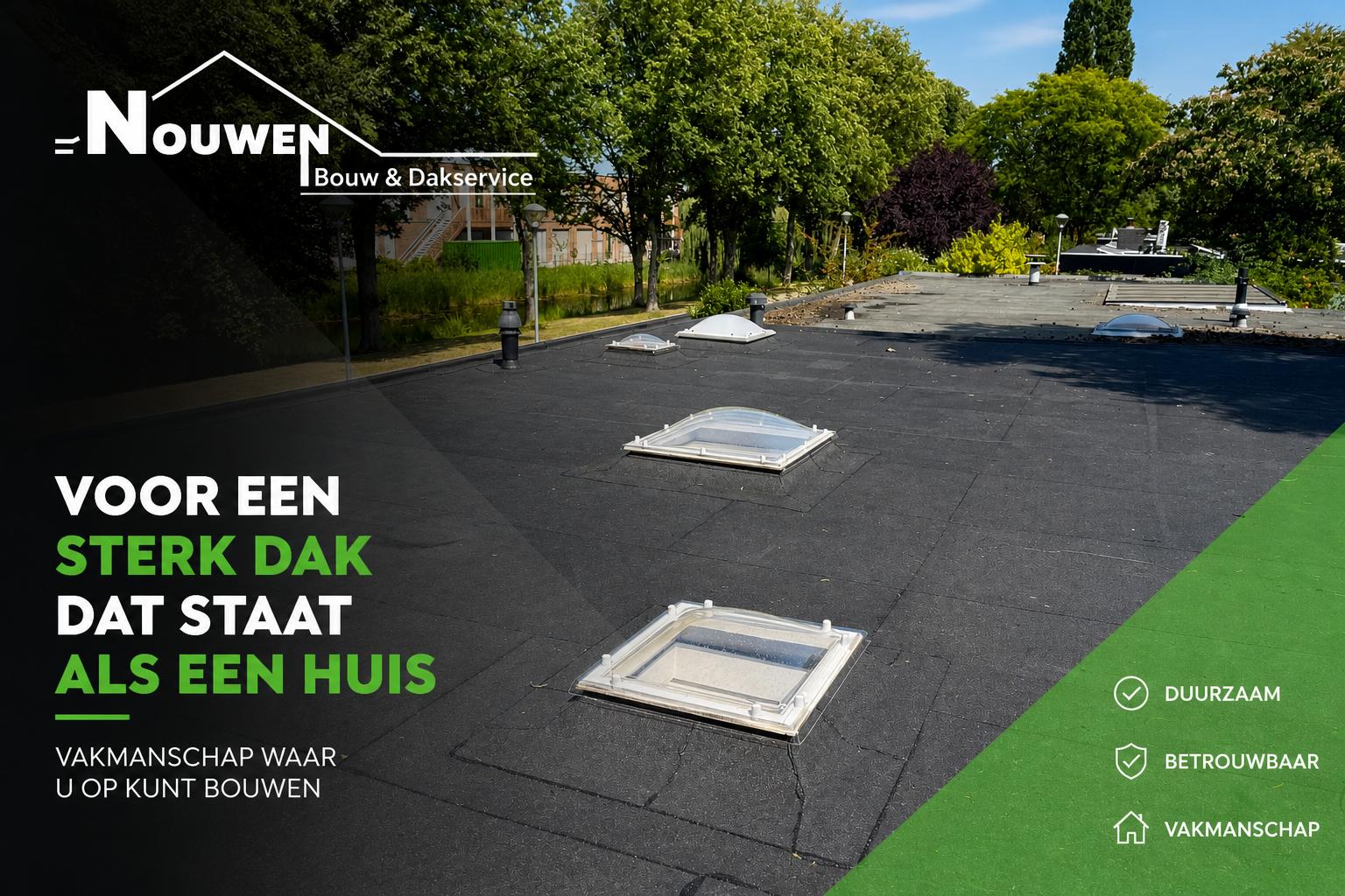 Plat bitumendak met lichtkoepels; bomen en blauwe lucht op de achtergrond